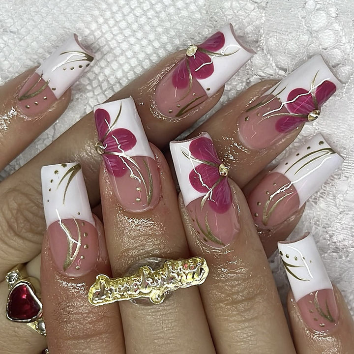 Kunstnagelset mit floralem Detail und Glitzerakzenten Karnz