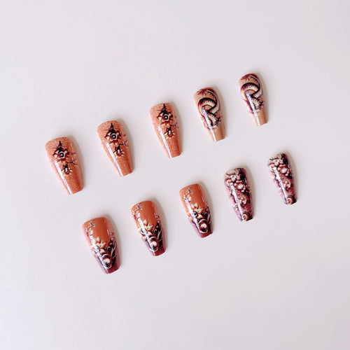 Elegantes Kunstnagelset mit 3D-Drachenmotiven und Goldakzenten Karnz