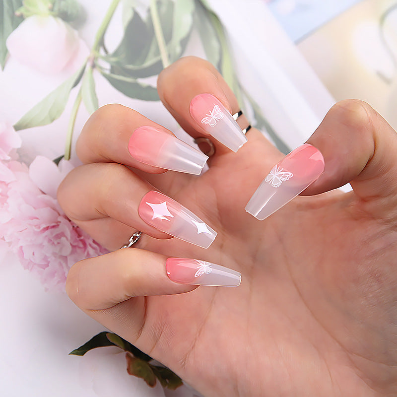 Kunstnagelset mit einzigartigen Mustern Karnz