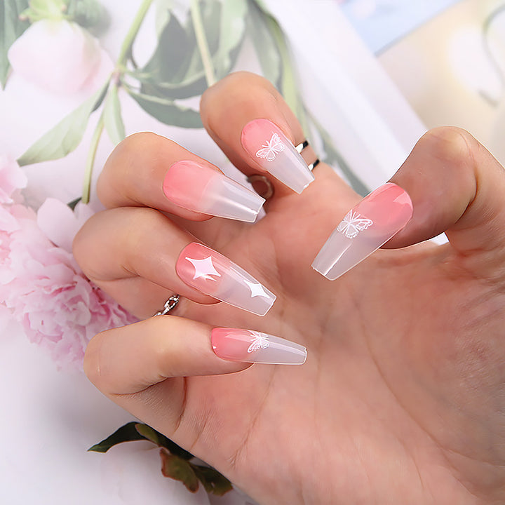 Kunstnagelset mit einzigartigen Mustern Karnz