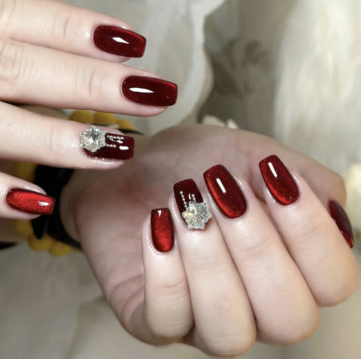 Kreatives Kunstnagelset mit Glitzer- und eleganten Muster Akzenten Karnz