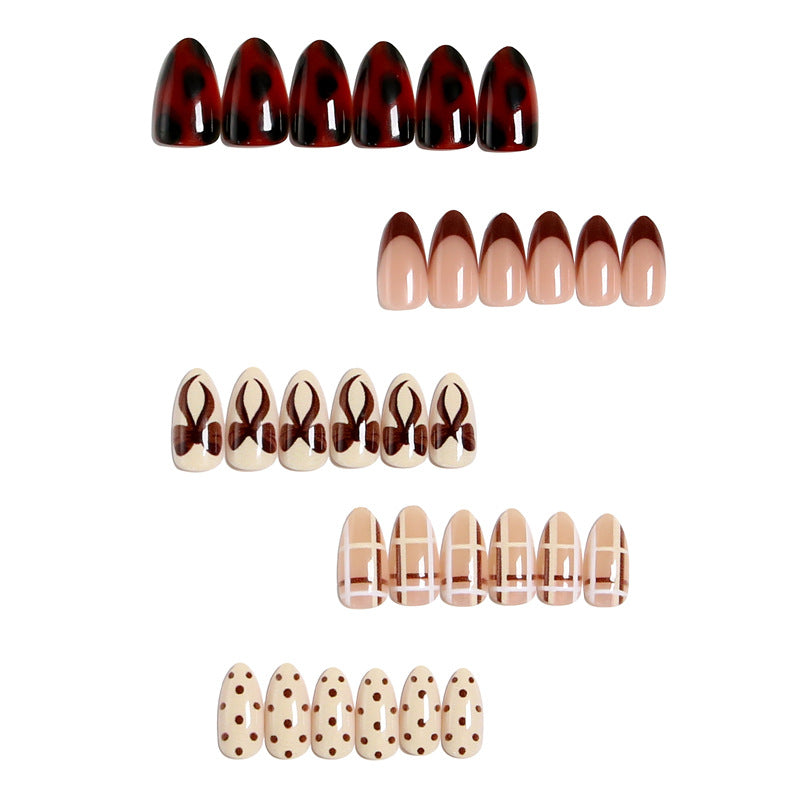Kunstnagelset mit eleganten Schleifen- und Karamell-Motiven Karnz