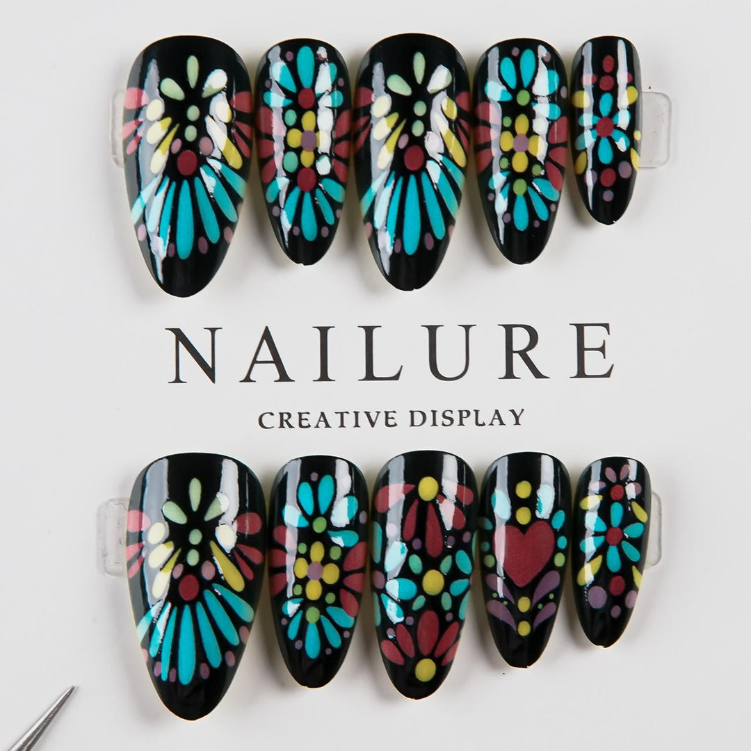 Künstlerisches Press-on-Nagelset mit floralen Designs