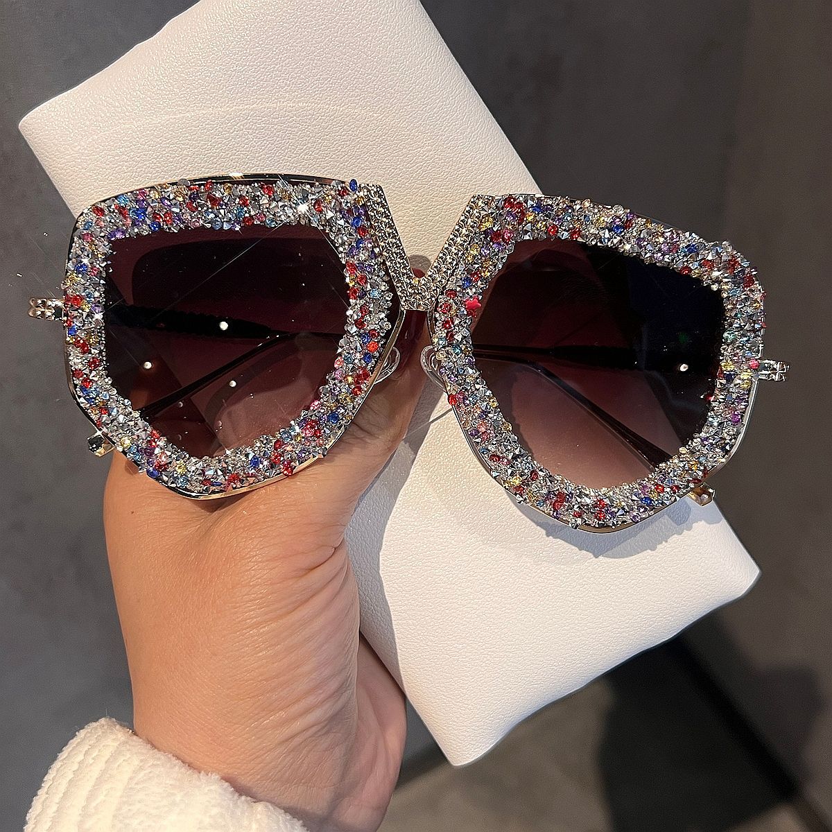 Damen luxuriöse Sonnenbrille mit glamourösem Strassrahmen Karnz