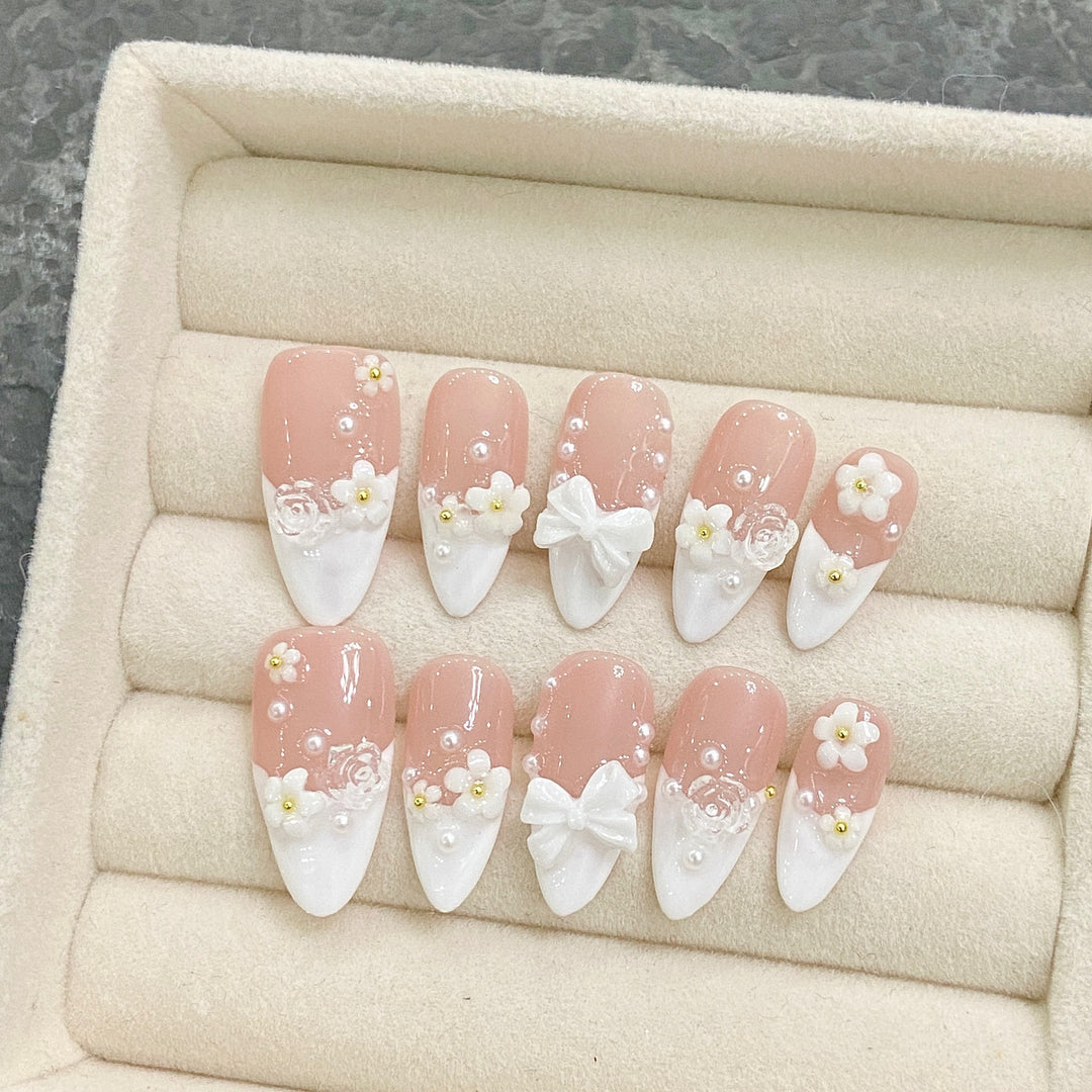Kunstnägel mit Eleganter Blumendekoration Karnz