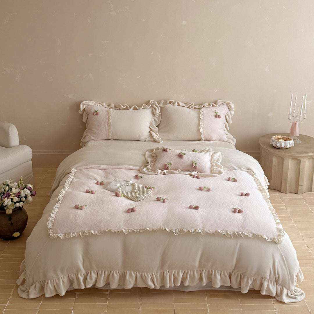 Rüschendes Baumwoll-Satin Bettbezug-Set mit Applikationen aus Filz-Kirschen