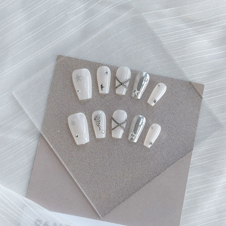 Künstlerisches Press-On Nagelkunstset mit Herz- und himmlischen Designs