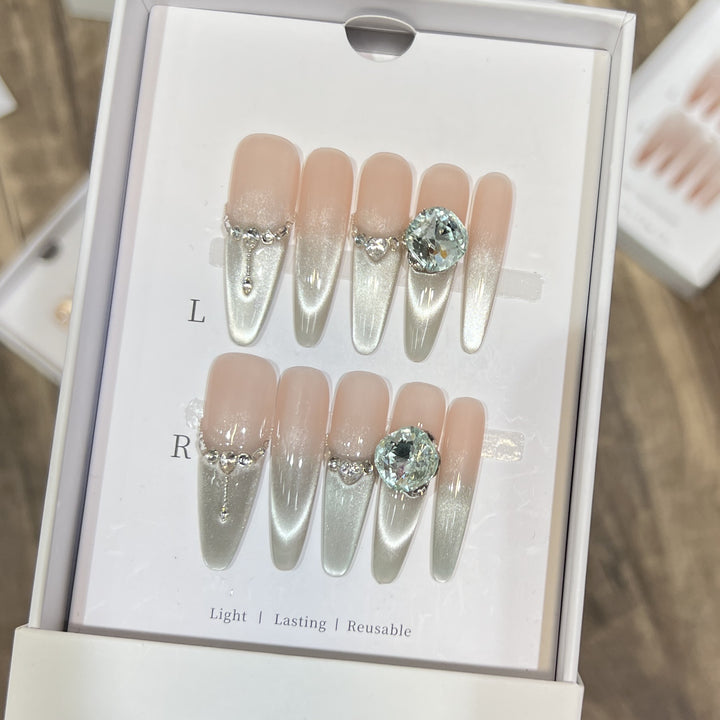 Luxuriöse dekorative Press-On-Nagelspitzen