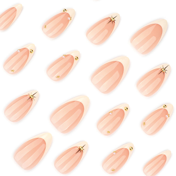 Kunstvolle French-Tipp Nagelkunst mit Glitzer und eleganten Verzierungen Karnz