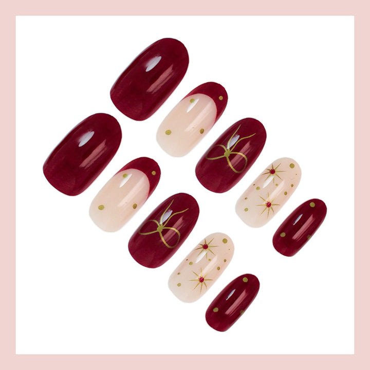 Kunstnagelset mit luxuriösen Verzierungen und modernen Designs Karnz