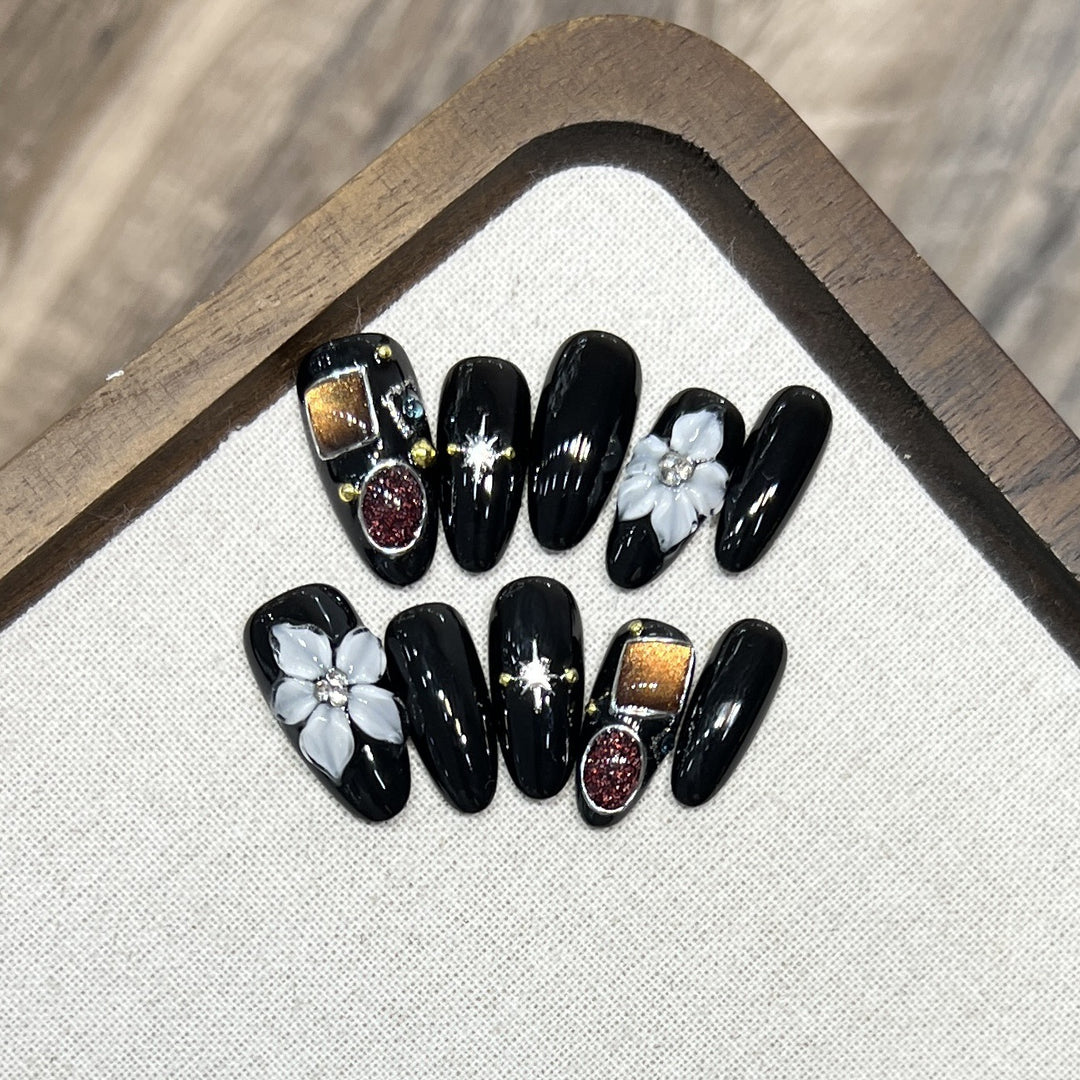 Dekoratives Press-On-Nagelkunstset mit floralen und Kristallakzenten Karnz