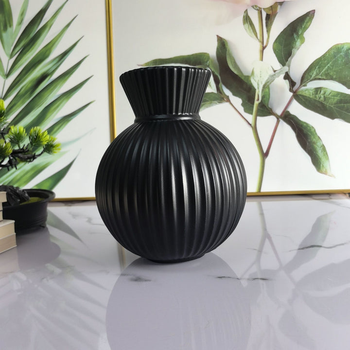 Elegante gerippte Keramikvase Karnz