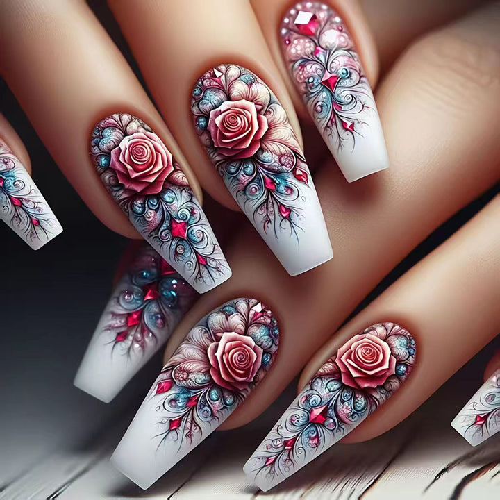 Kunstnägel mit Elegantem Rosenmotiv und Glitzerakzenten Karnz