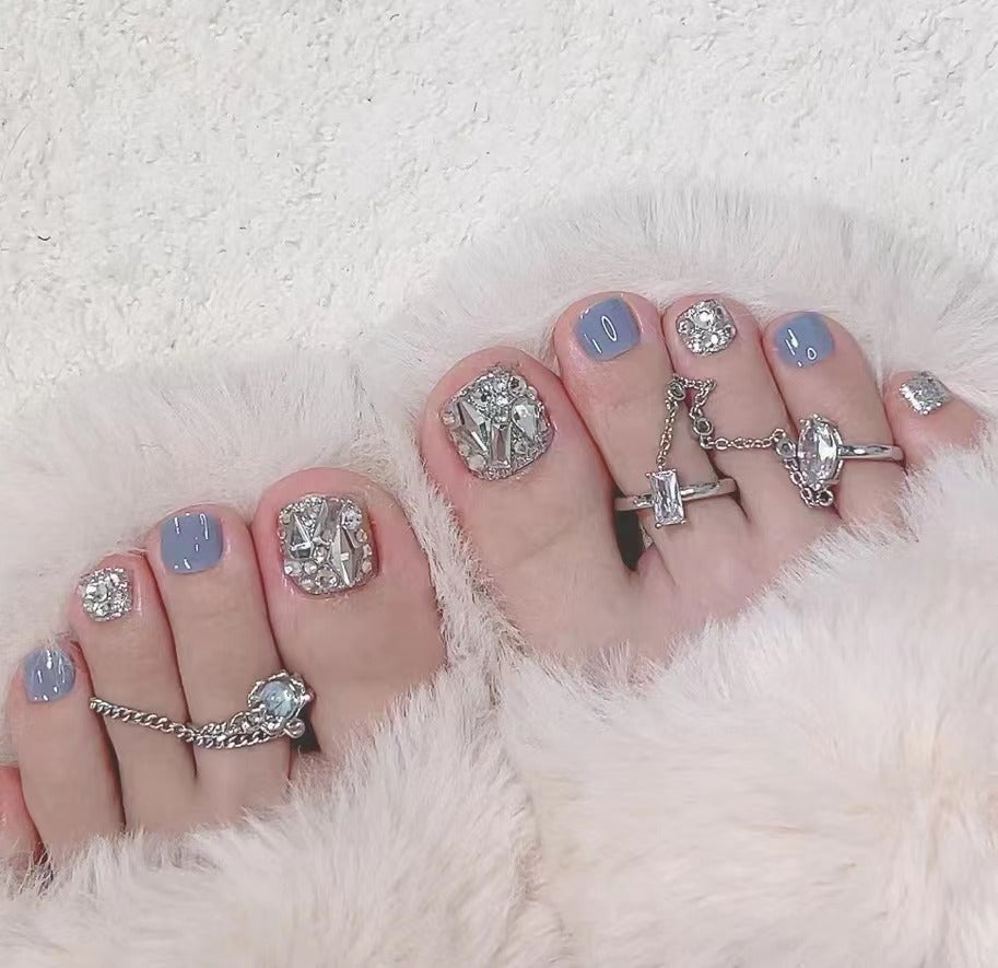 Kunstvolle Fußnagelkunst mit Strass- und Glitzerelementen Karnz