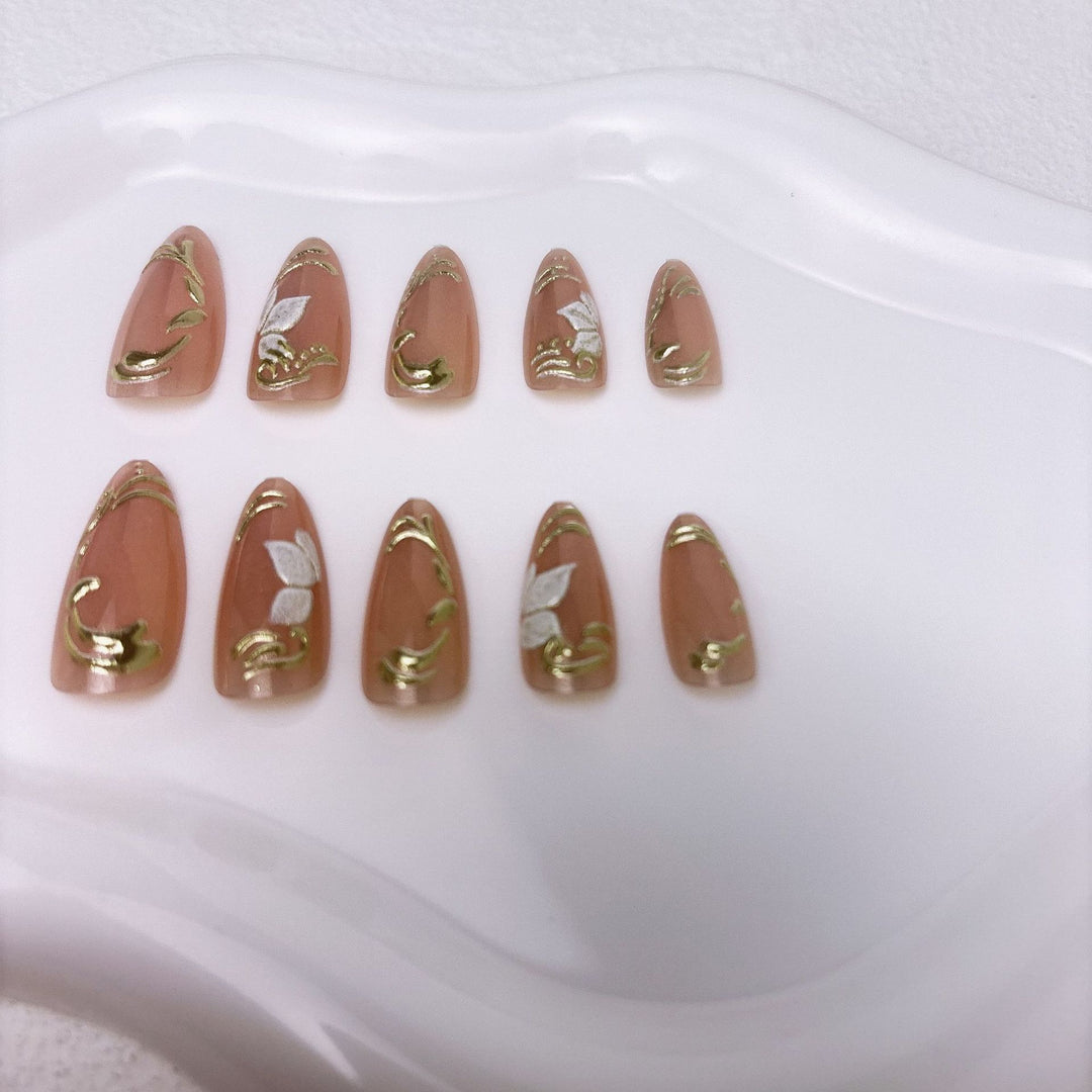 Elegante Kunstnägel mit Marmor- und Goldakzenten Karnz
