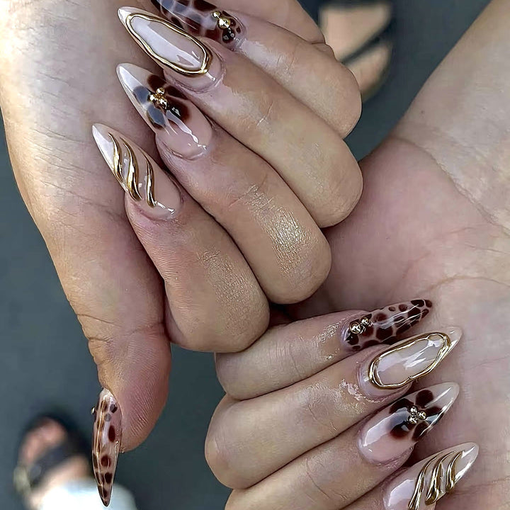Künstlerisches Press-On Nagelset mit floralem und Leopardenakzent Karnz