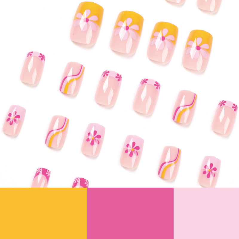 Kreative Nagelkunst mit floralem Design und bunten Akzenten Karnz
