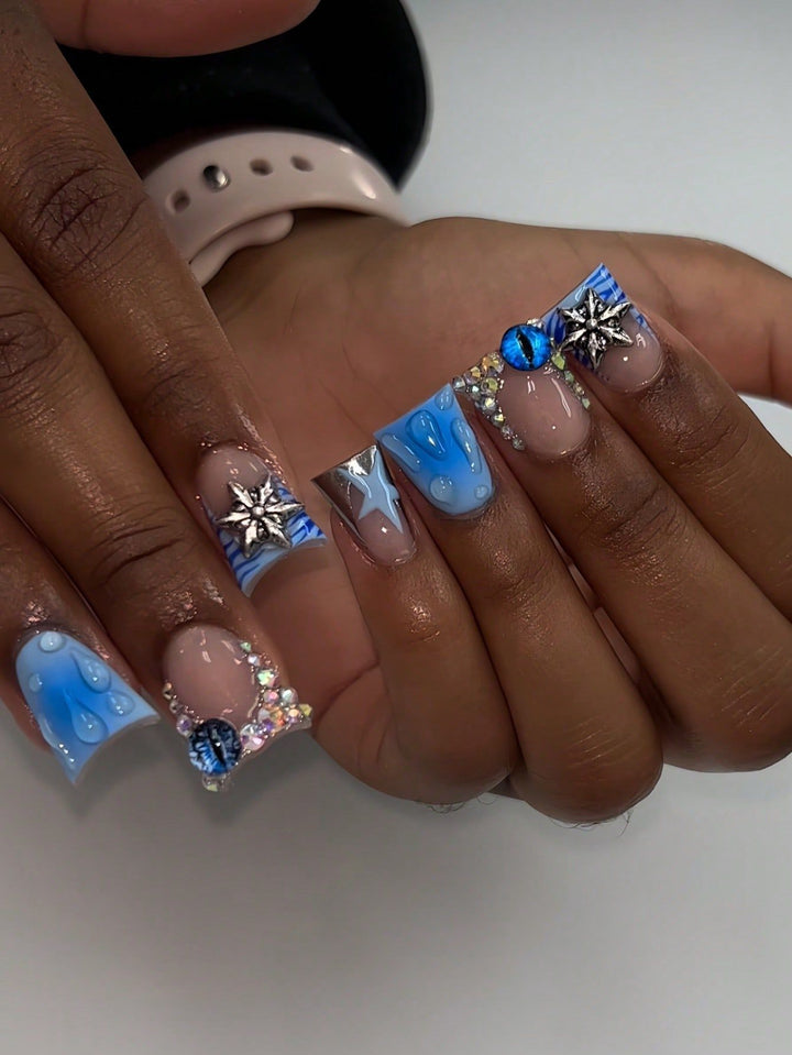 Künstlerische Acrylnagelverzierungen mit Edelsteinakzenten Karnz