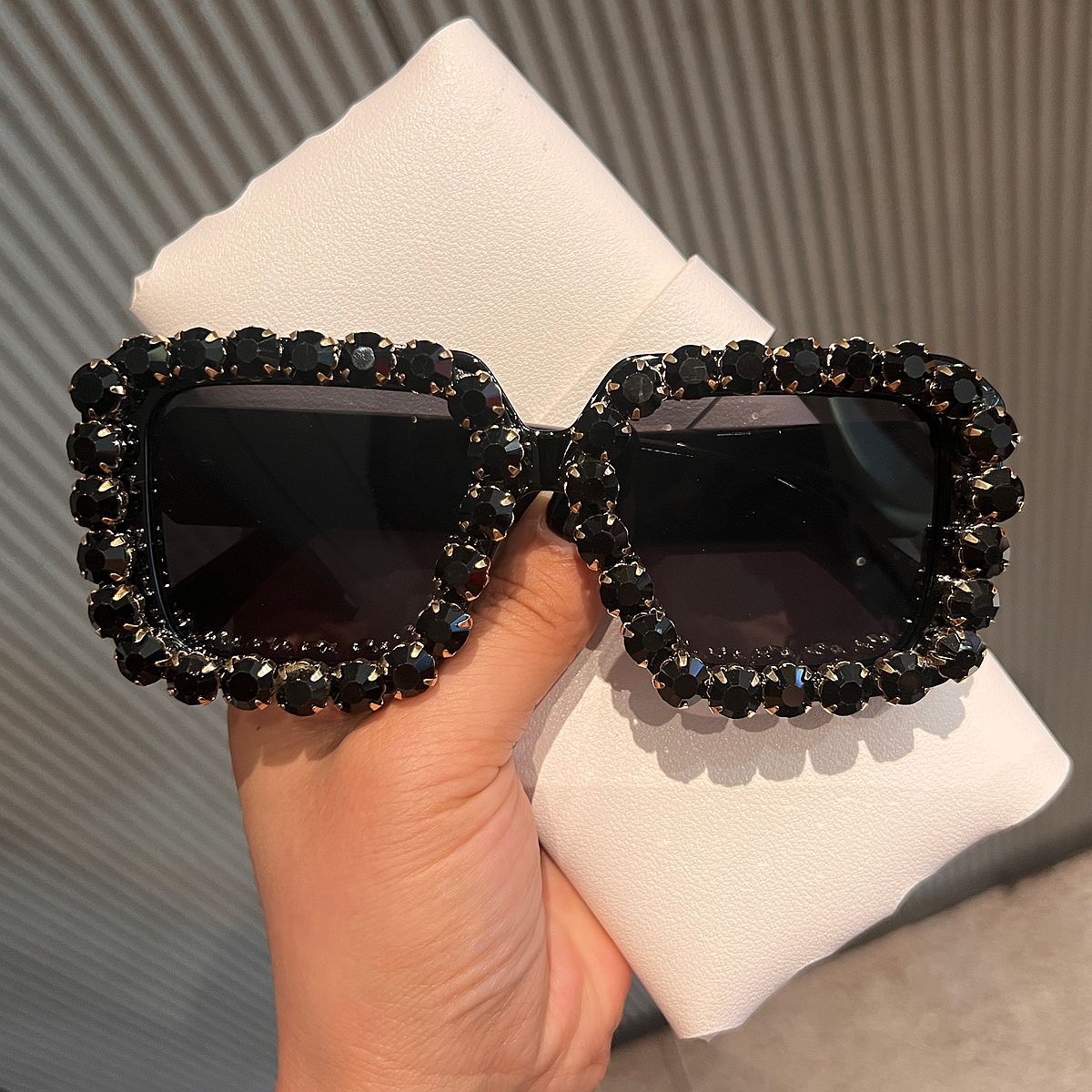 Damen Sonnenbrille mit funkelndem Kristallrahmen Karnz