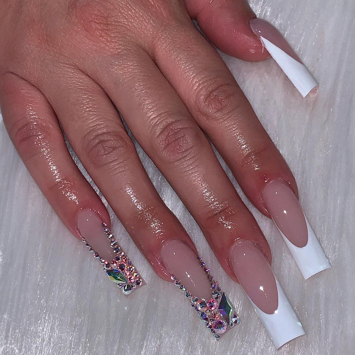 Kunstnagelset mit glamourösen Strassdetails Karnz