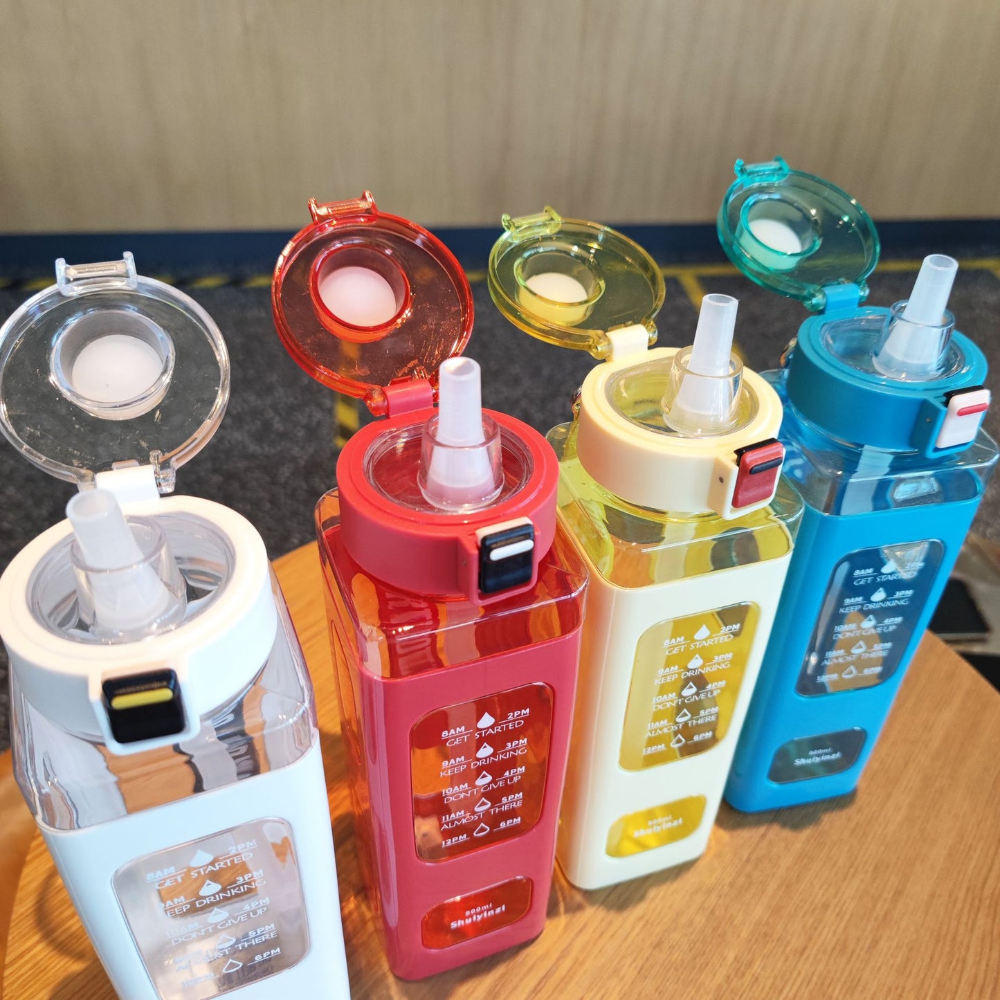 Damen Trinkflasche mit integrierter Zeitmarkierung und Strohhalm Karnz