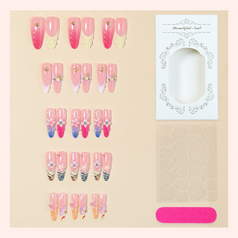 Kreatives Kunstnagelset mit luxuriösen Blüten- und Glitzerakzenten Karnz