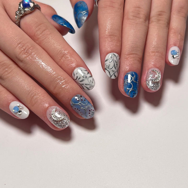 Kunstvolle Nagelverlängerungen mit funkelnenden Akzenten Karnz