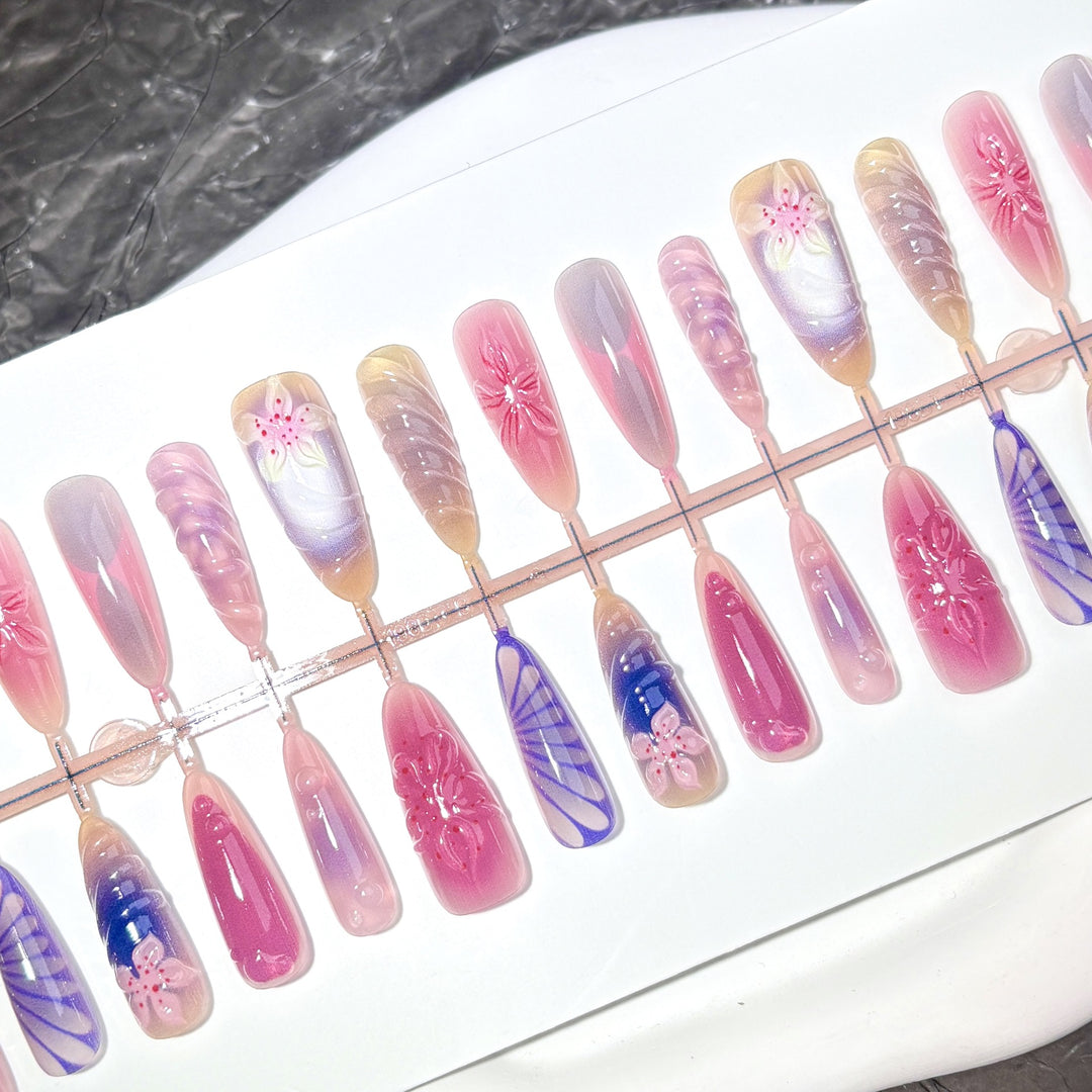 Dekoratives Press-On Nagelset mit floralen und künstlerischen Designs