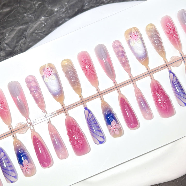 Dekoratives Press-On Nagelset mit floralen und künstlerischen Designs