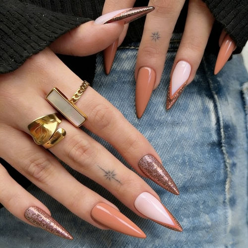 Stiletto-förmige Press-On-Nagelset mit Glitzerakzenten