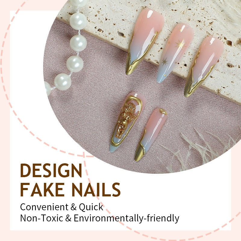 Kunstnagelset mit Eleganten Goldakzenten Karnz