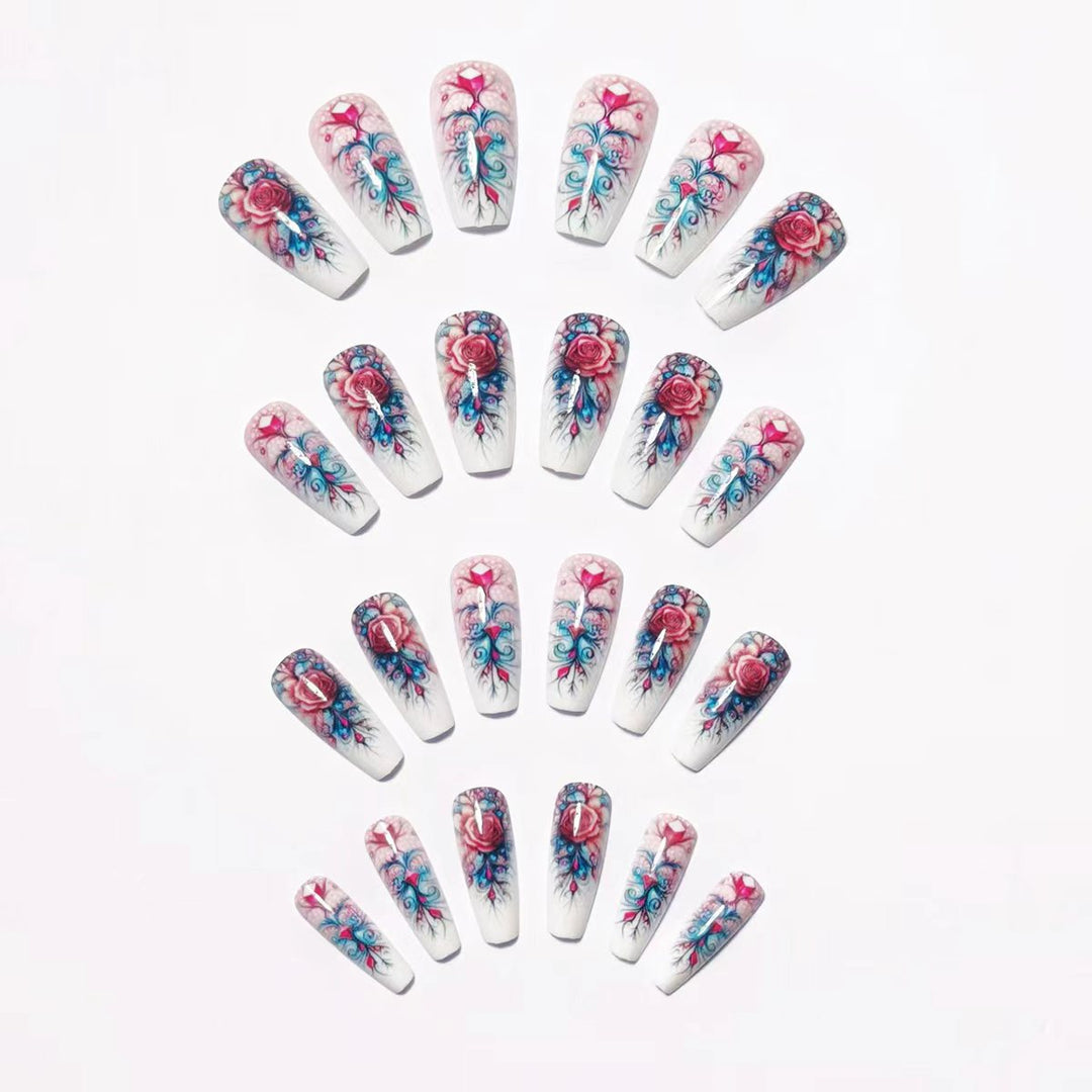 Kunstnägel mit Elegantem Rosenmotiv und Glitzerakzenten Karnz