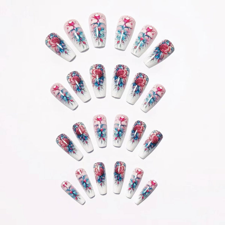 Kunstnägel mit Elegantem Rosenmotiv und Glitzerakzenten Karnz