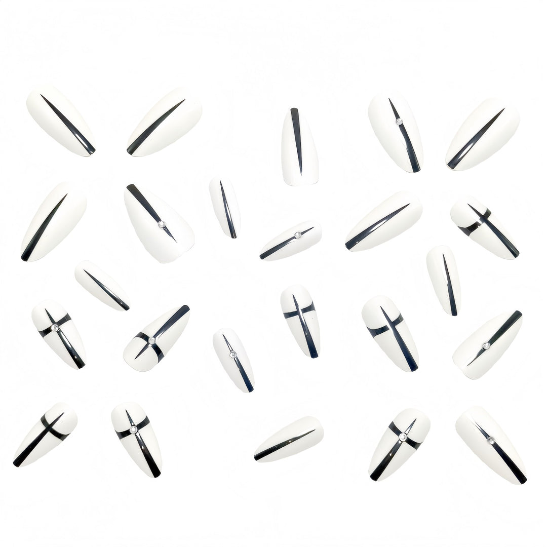 Kunstnägel mit Elegantem Geometrischen Design Karnz