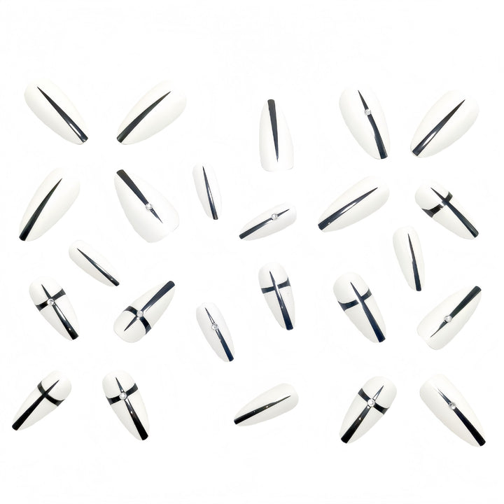 Kunstnägel mit Elegantem Geometrischen Design Karnz