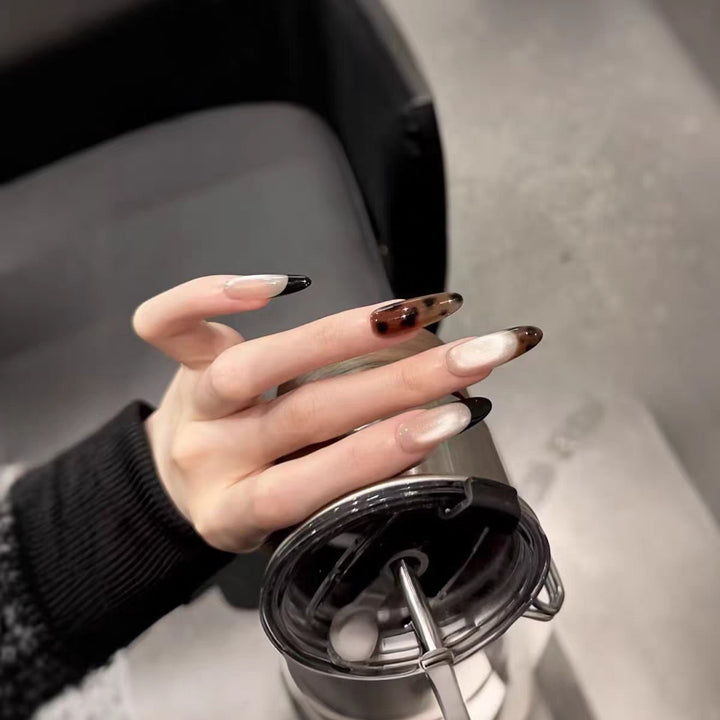 Künstlerisches Press-On-Nagelset mit eleganten Blumen- und Edelsteinakzenten Karnz