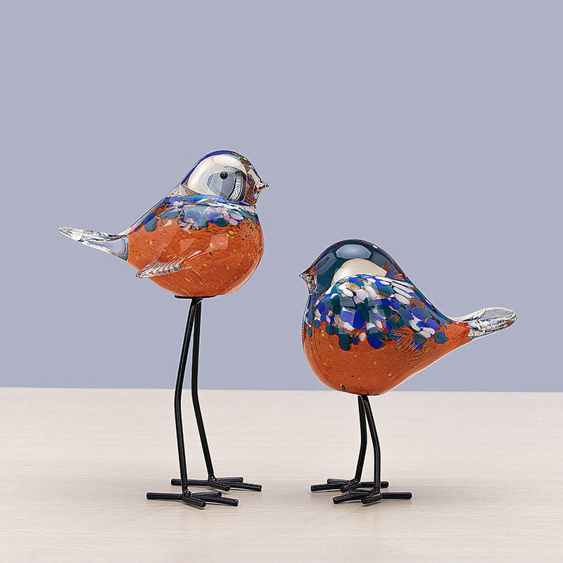 Handgefertigte dekorative Glasskulptur eines Vogels auf Metallbeinen Karnz