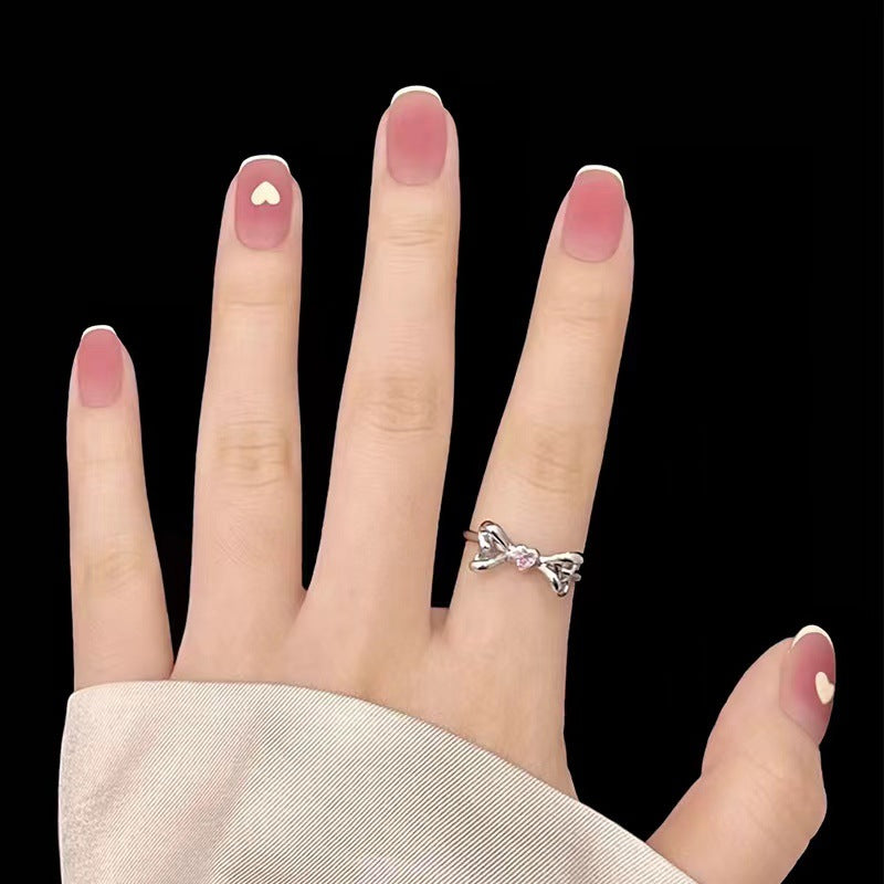 Kreative Nageldesigns mit Herzakzent Karnz