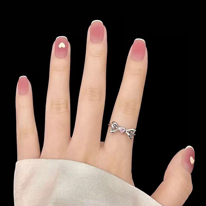 Kreative Nageldesigns mit Herzakzent Karnz