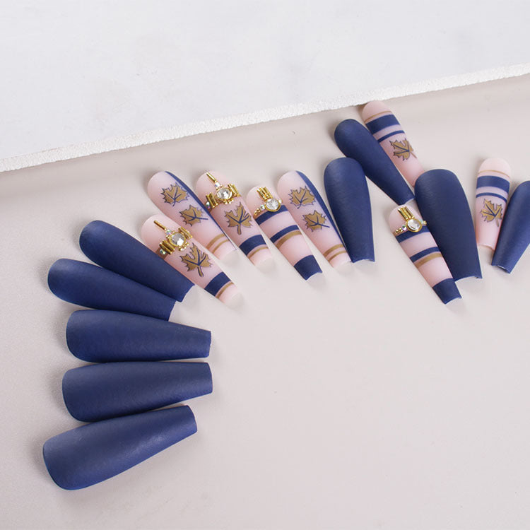 Kunstnagelset mit elegantem Laubdesign und mattem Finish Karnz