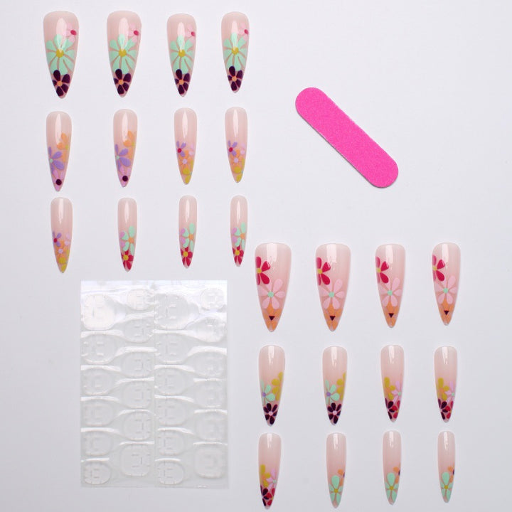 Kunstnägel mit floralen Mustern Karnz