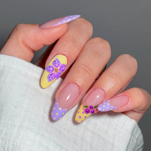 Künstliche Fingernägel mit Floralem Design und Glitzerakzenten Karnz