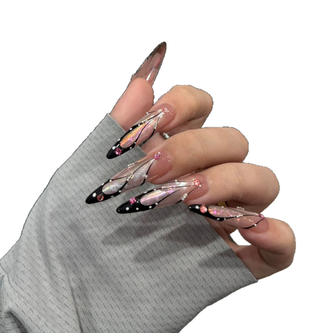Kunstnagelspitzen mit Elegantem Designs und Glitzerakzenten Karnz