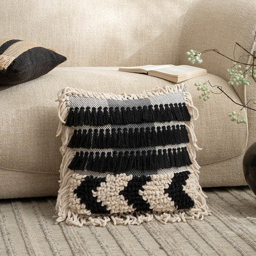 Boho-Kissenbezug mit Makramee, Quasten und Relieftextur Karnz