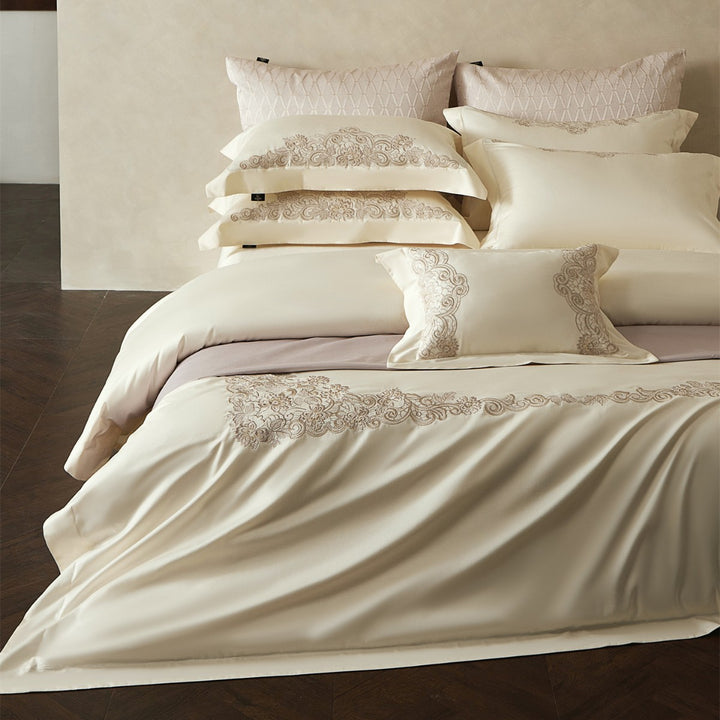 Bestickte Satin-Bettwäsche mit Spitzensaum-Kissenbezügen