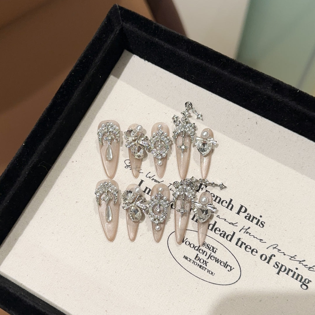 Elegantes, mit Strass verziertes Press-On Nail Set