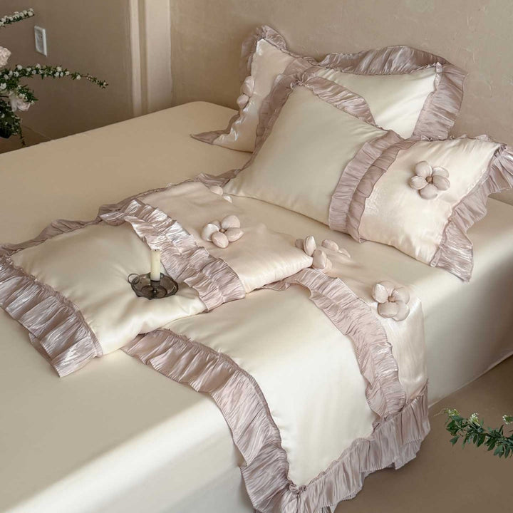 Premium-Duvetgarnitur mit plastisch gearbeiteten Blumen, Plissée-Volant und seidig-mattem Finish