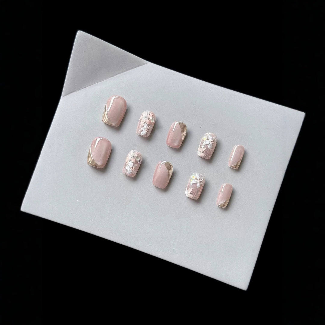 Künstlerisches Press-On Nagelkunstset mit floralen Akzenten