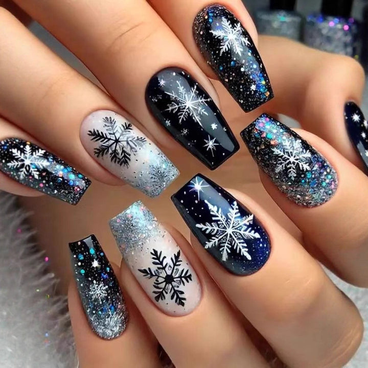 Kunstnagelset mit funkelnden Schneeflocken und Glitzerakzenten Karnz
