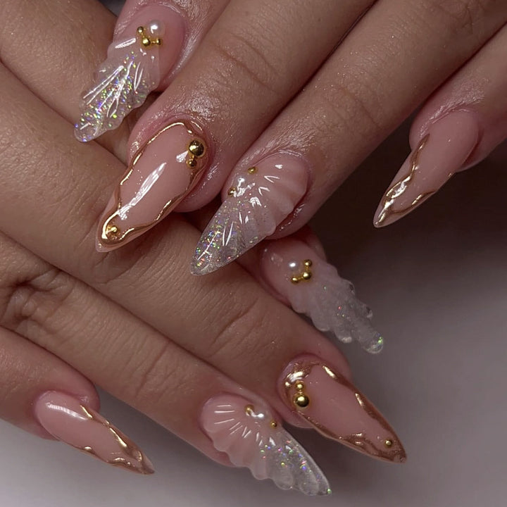 Kunstvolle Stiletto-Nägel mit elegantem Goldverzierungs-Design Karnz